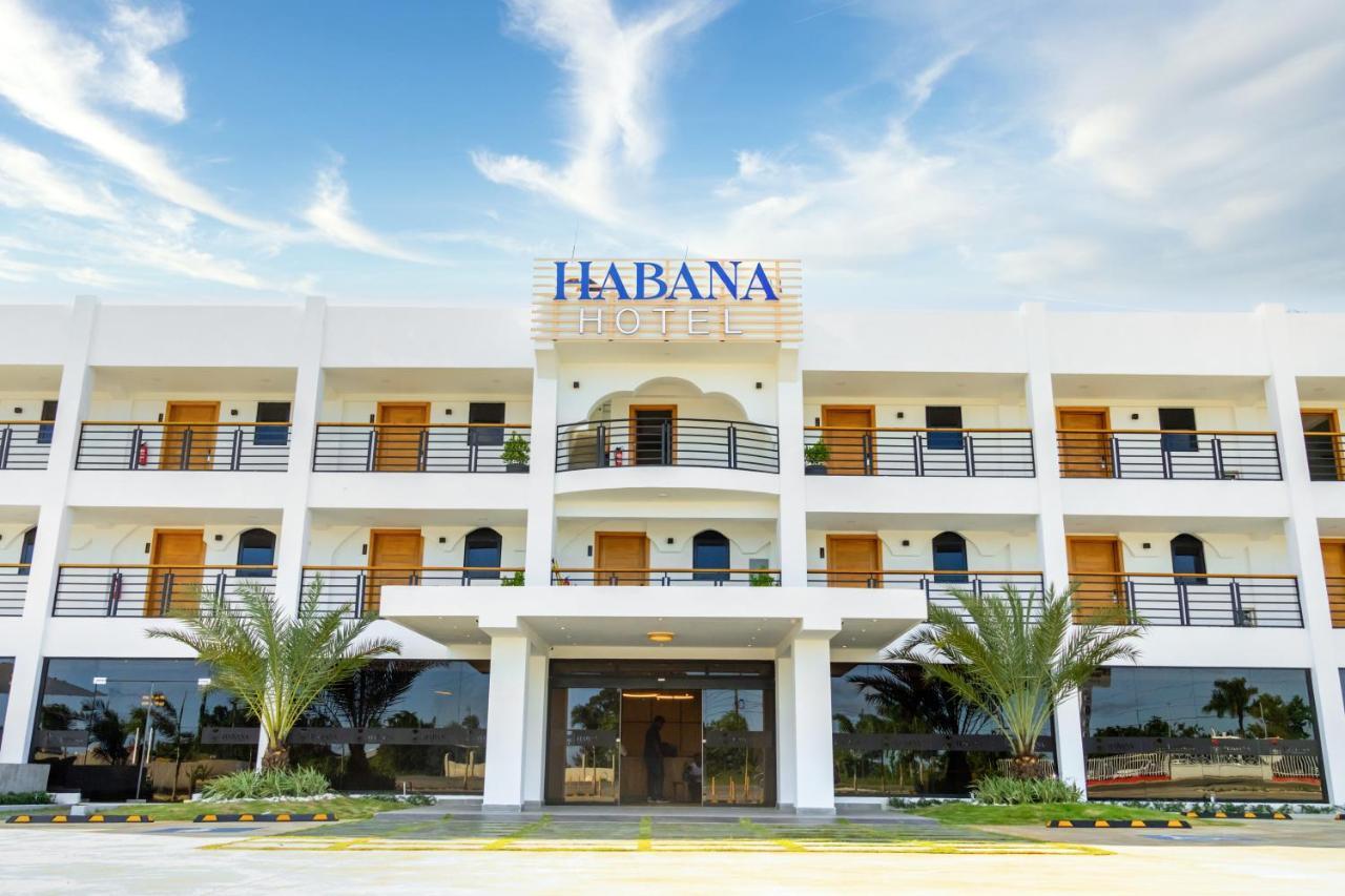 Habana Hotel Y Restaurante Higüey Kültér fotó